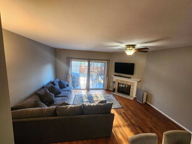 Building Photo - Gorgeous updated 2br/2ba TH