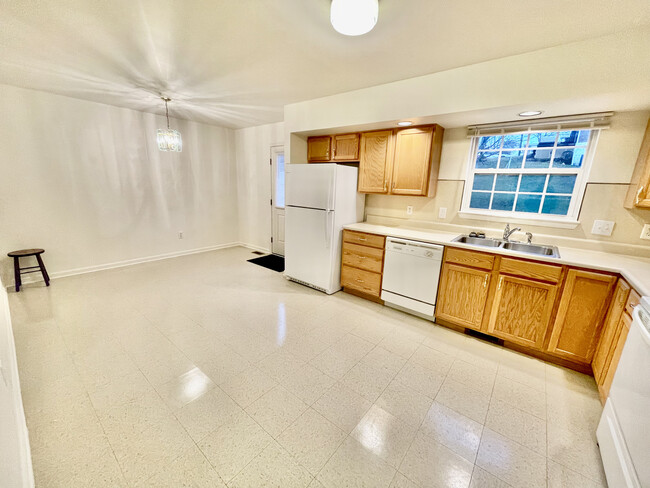 Kitchen - 214 Lester Ct
