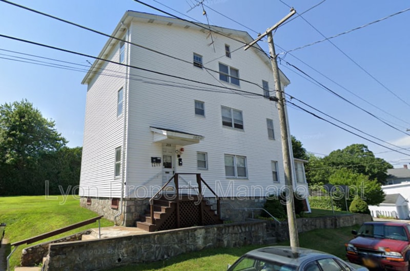 238 Newland Ave Unit 3F, Woonsocket, RI 02895 Condo for Rent in