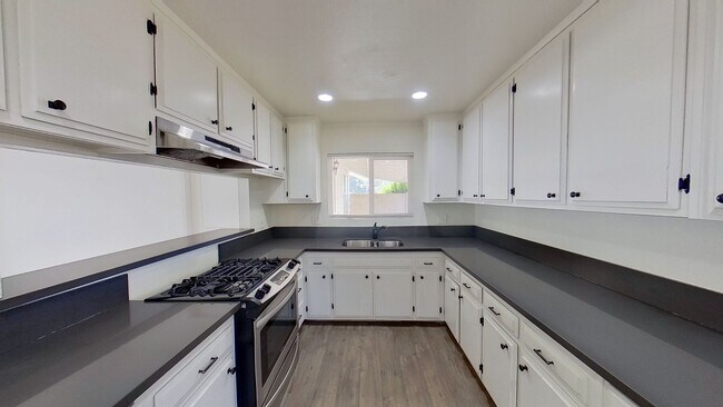 Building Photo - 2 Bedroom, 1.5 Bathroom Home in Orange!