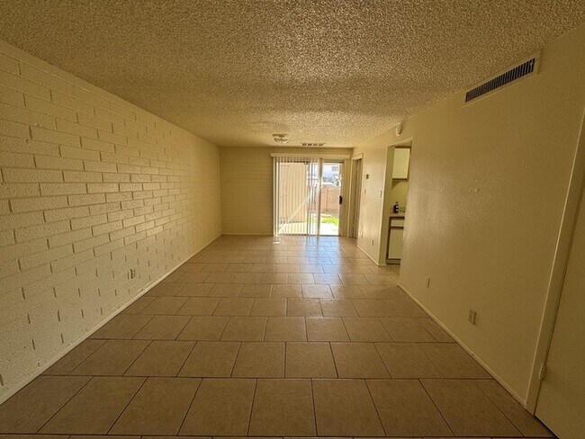 Foto del edificio - Holiday Gardens Townhome