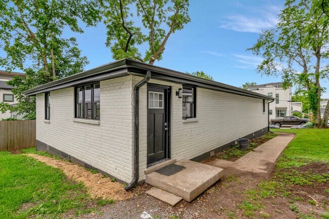 Apartamento B - 756 Lynwood Ave