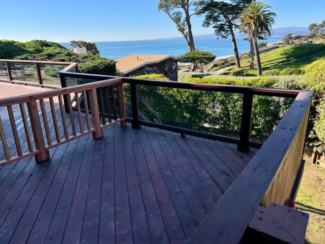 Building Photo - 502 Playa Blvd