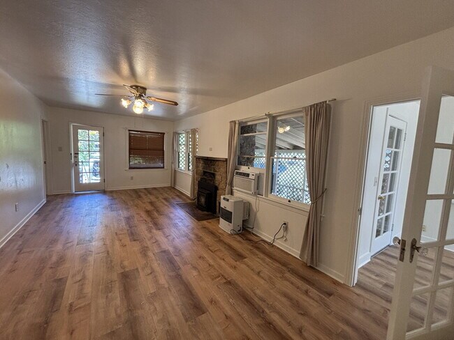 Foto del edificio - Adorable vintage 2-bed home on a quiet side street close to downtown Placerville!