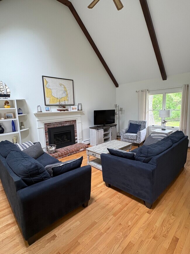 Foto del edificio - 243 Huckins Neck Rd
