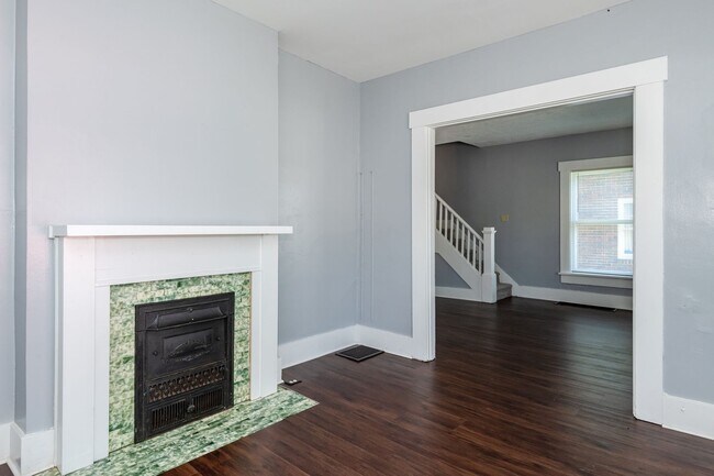 Building Photo - 832 Maple Ave