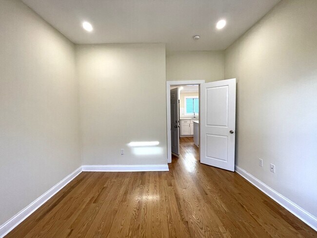Building Photo - 122 Bellingham St