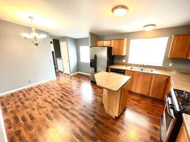 Building Photo - 3 Bedroom, 2 Bath