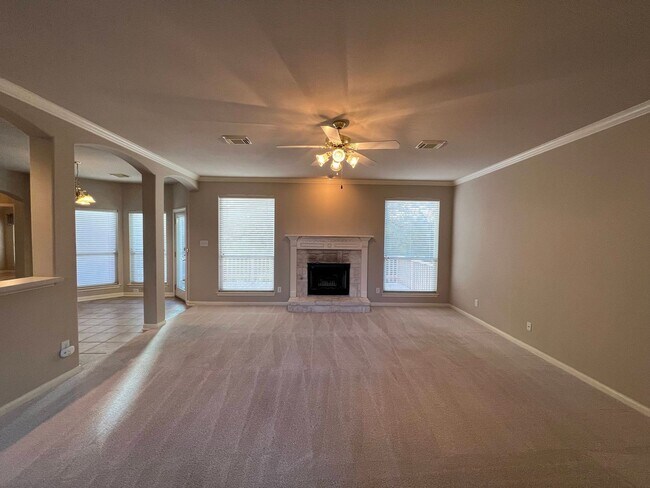 Building Photo - SPACIOUS 4 BEDROOM 3.5 BATH FEATURING AN I...