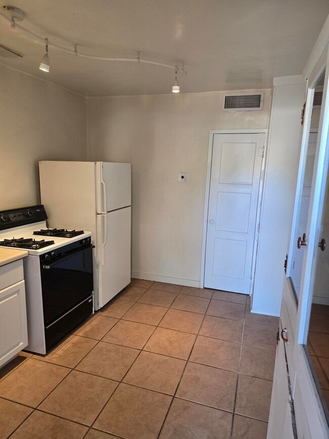 Building Photo - 3556 E Fairmount St