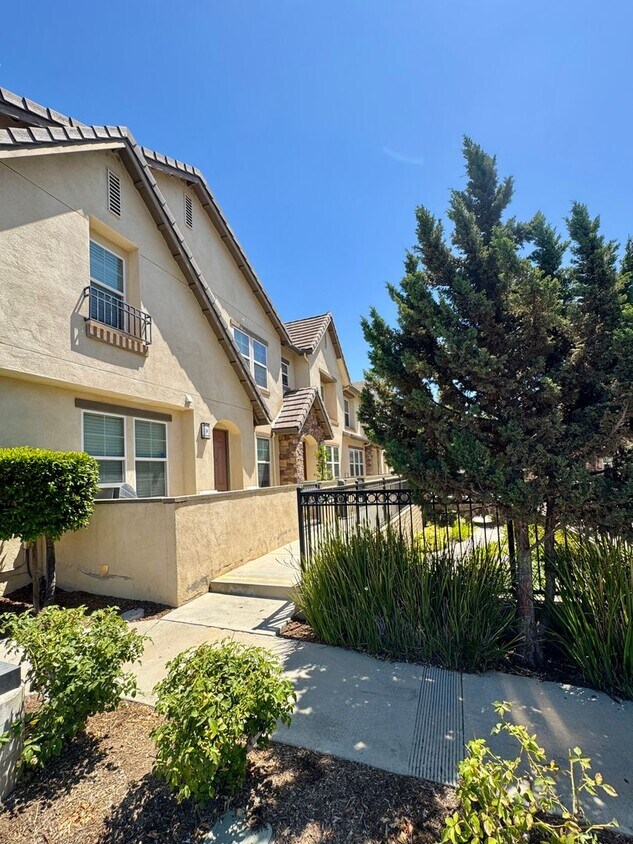 Foto principal - Remodeled Town home in Simi Valley