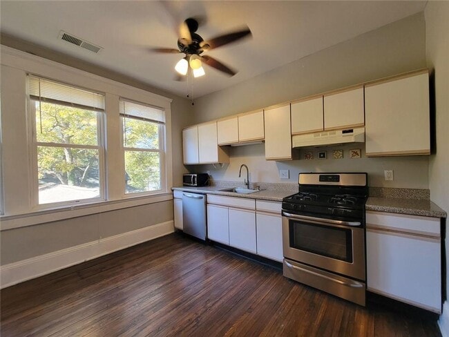 Foto del edificio - 976 Delaware Ave SE