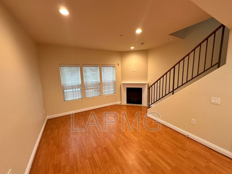 Primary Photo - 12217 Moorpark St
