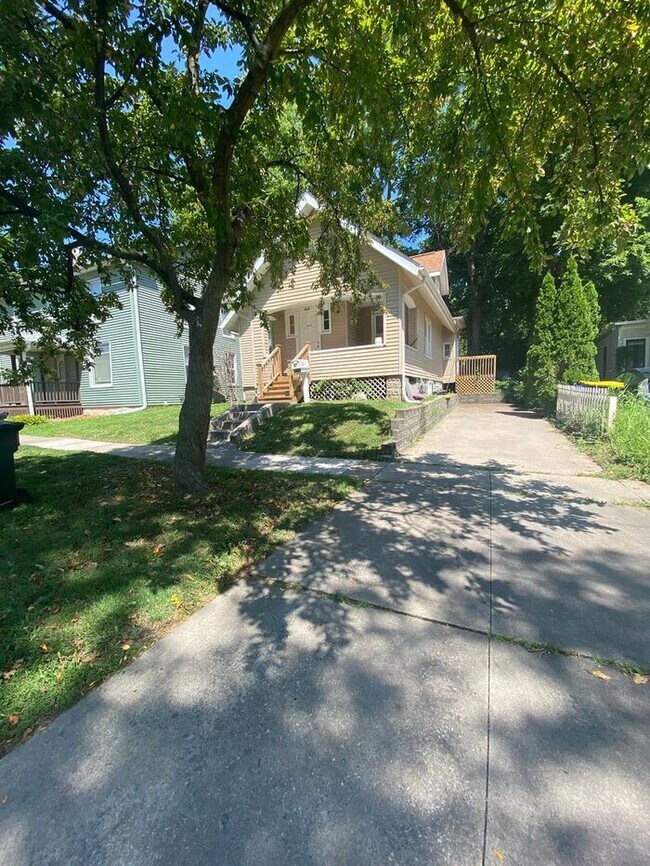 Foto del edificio - $2,200 | 3 Bedroom, 1.5 Bathroom House | P...