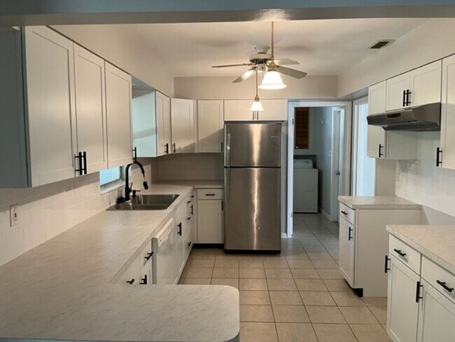 Building Photo - True Florida Home! Fantastic Location!