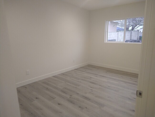 Building Photo - 10692 Kewen Ave