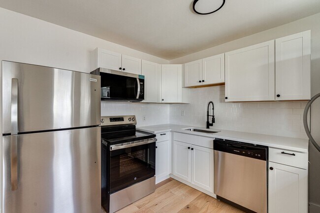 Foto del edificio - FULLY RENOVATED duplex in East Ridge!