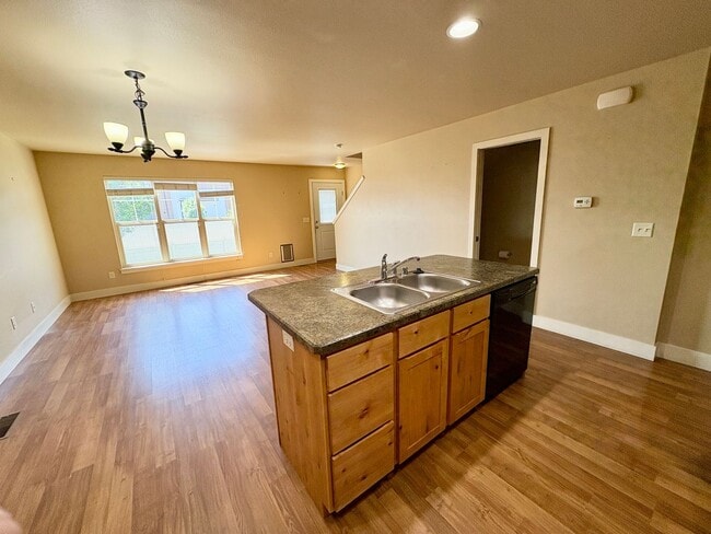 Building Photo - Beautiful West End Townhome – Spacious & M...