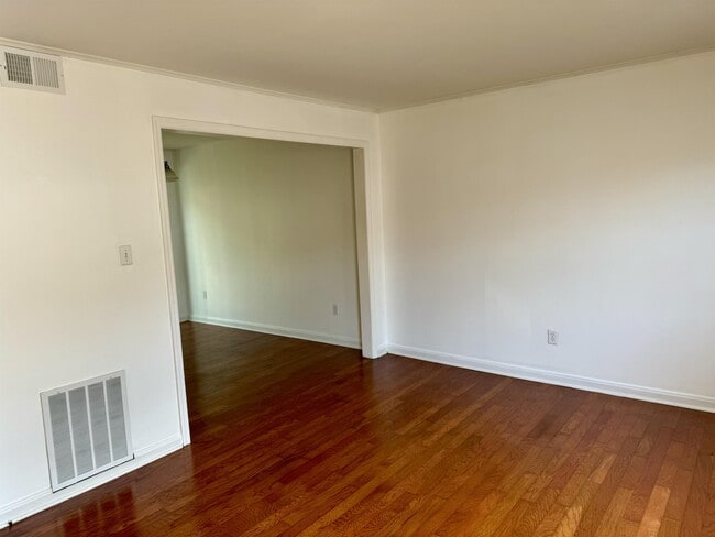 Building Photo - 6820 Linville Dr