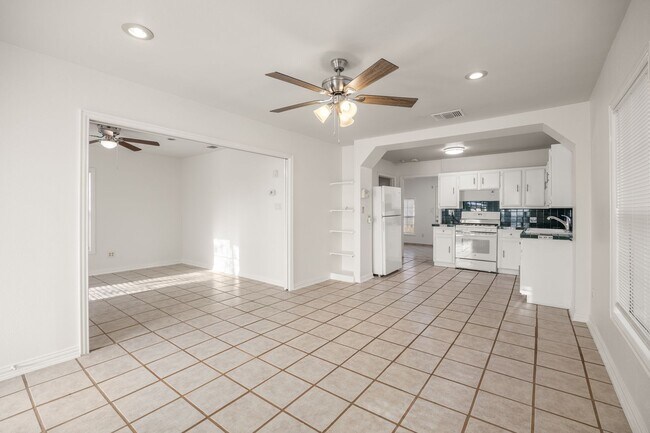 Building Photo - Downtown Just Minutes From Town Lake!!!