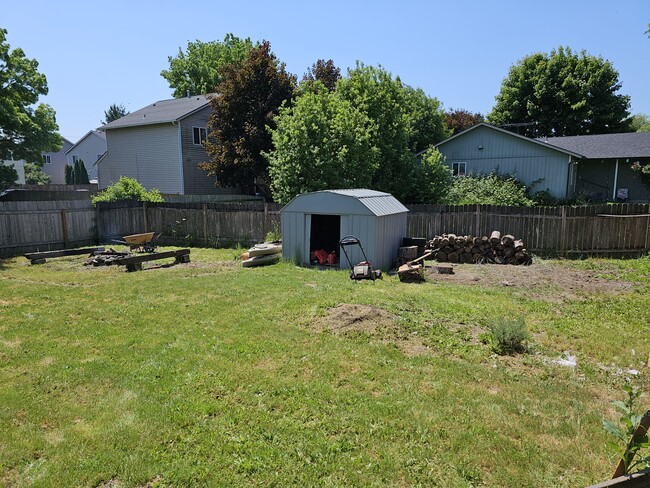 Building Photo - 1868 Hawthorne Ct