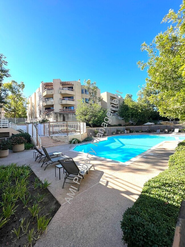 Foto del edificio - Large Condo with Parking Near Mission Trails!