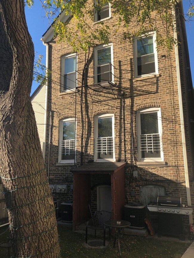 Foto del edificio - 2245 W Shakespeare Ave