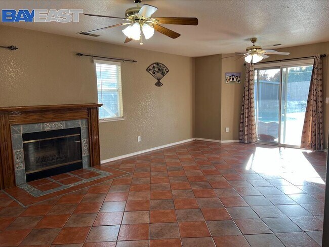 Building Photo - 1027 Munchkin Dr