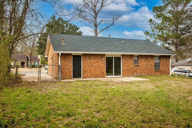 Building Photo - ** 3 Bed 2 Bath located off Wares Ferry rd...