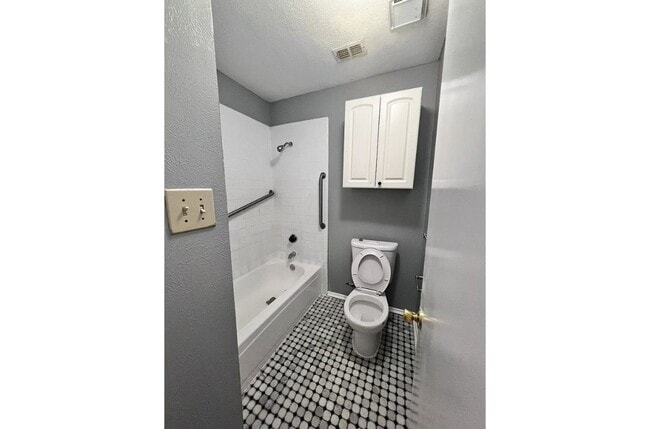 Foto del edificio - 3207 Forest Creek Dr