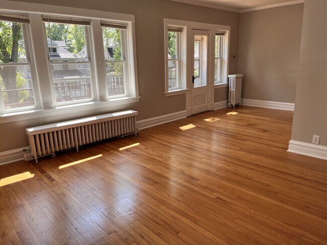 Living Rm - 811 Gunderson Ave