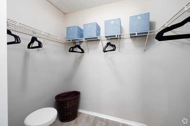 1BR, 1BA - 675SF - Closet - Highpoint Club Apartments