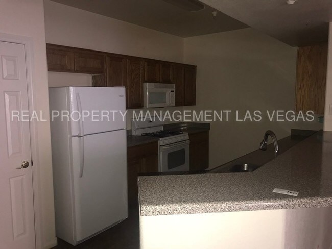 Building Photo - WONDERFUL 2 BEDROOM CONDO W/GARAGE