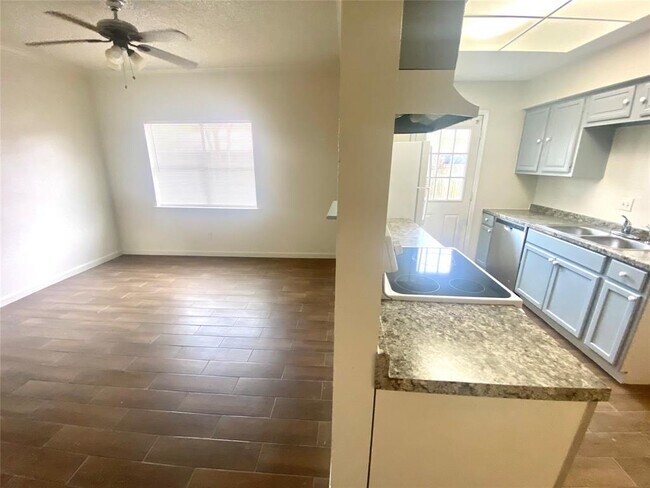 Foto del edificio - 7700 Creekbend Dr