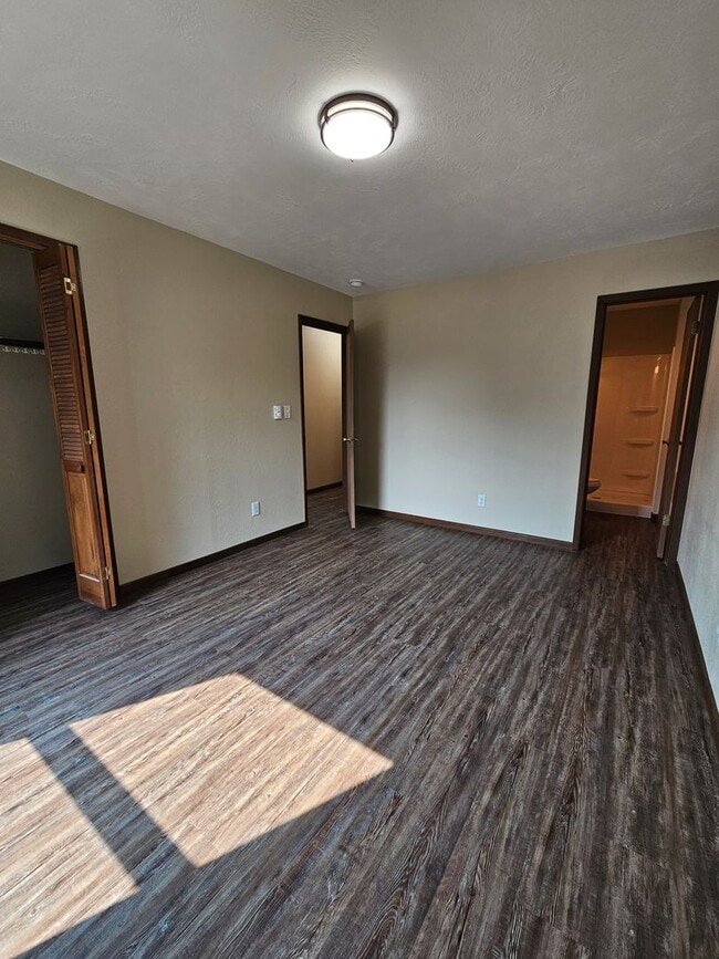 Foto del edificio - 5 BED | 3 BATH | WEST SIDE HOME | DOUBLE GARAGE