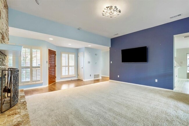 Building Photo - 208 Crescent Bluff