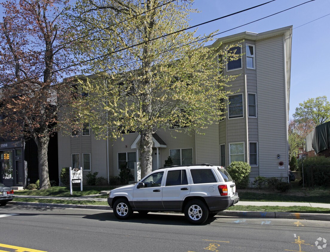 Primary Photo - 17 E Ivy Ln