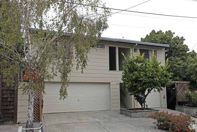 Building Photo - 214 Delfino Ave