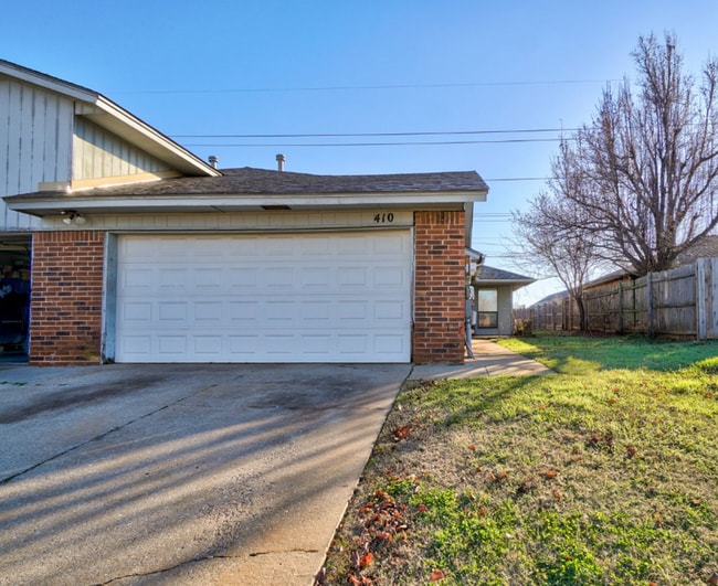 Building Photo - Comfort, Charm & Convenience in This Edmond Duplex