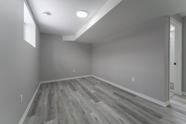 Building Photo - Renovated | 1  Bedroom, 1 Bath