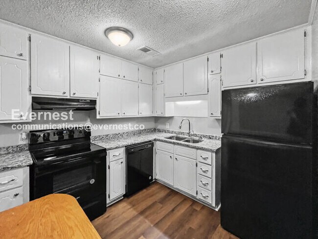 Foto del edificio - 3032 Summit Ridge Dr