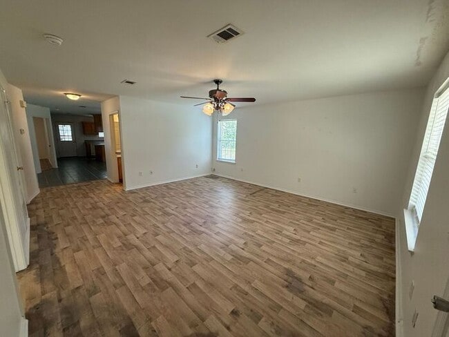Building Photo - Gulf Breeze - 2 bedroom, 2 bathroom - lawn...
