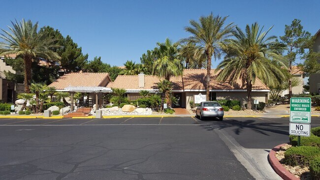 Foto del edificio - Rare Find 2 Bed, 2 Bath Condo Ideally Located Near the Las Vegas STRIP