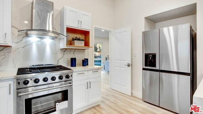 Foto del edificio - 24201 Burbank Blvd