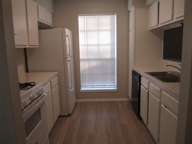 Building Photo - 1800 Prairie Knoll Ct