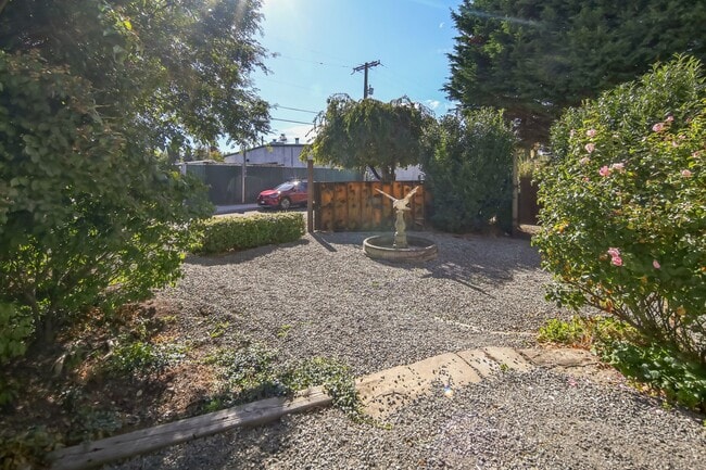 Foto del edificio - 1042 S Elmgrove St