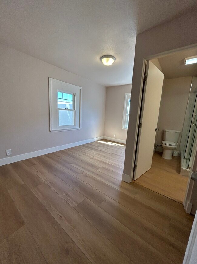 2nd bedroom ensuite - 820 Jackson St
