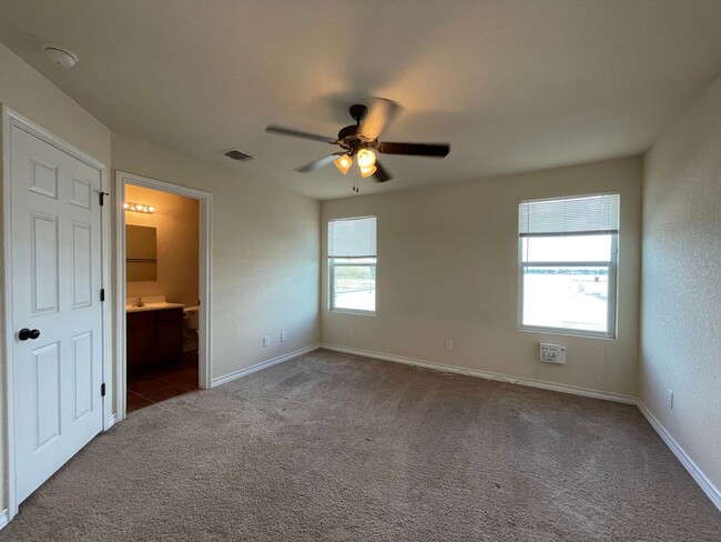 Building Photo - Townhome for rent