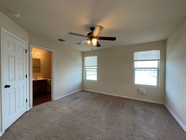 Foto del edificio - Townhome for rent