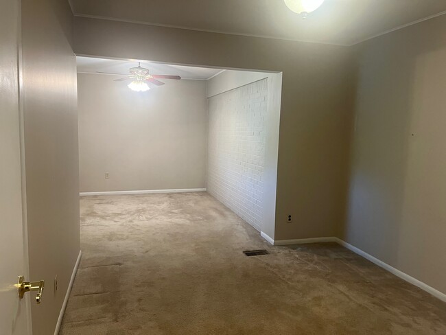 Building Photo - 15841 Evergreen Ave